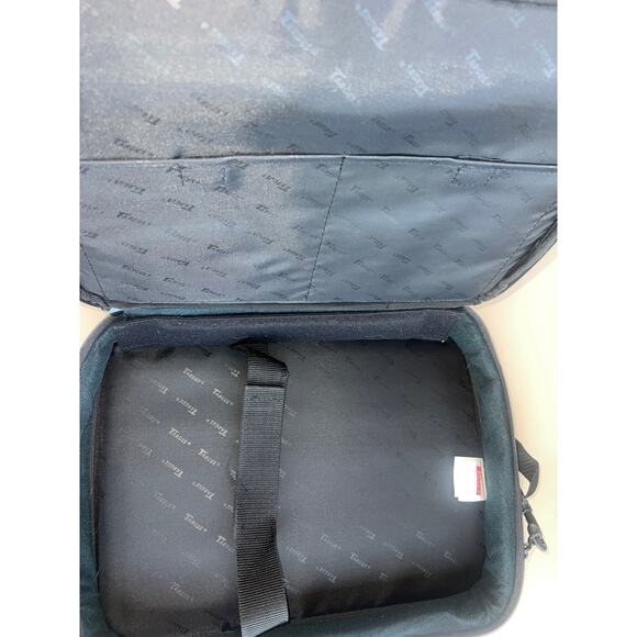 Sale!! Y2k Targus Laptop / Messenger Bag
16”x 12” x 4 aprox sale!! - Picture 8 of 17